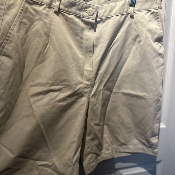 L.L. Bean Womens Stretch Shorts Size 16 Original Fit Beige  Front Pockets Cotton - Picture 4 of 9